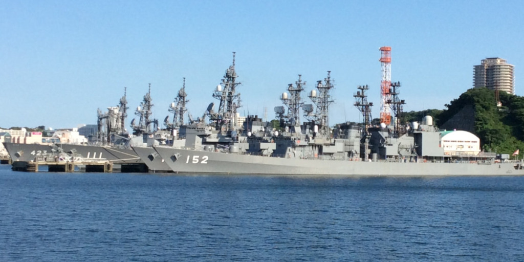 横須賀港に停泊中の戦艦