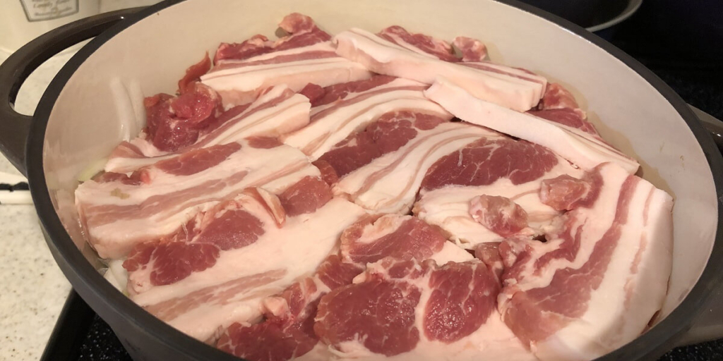バーミキュラでポークカレーを作っている画像