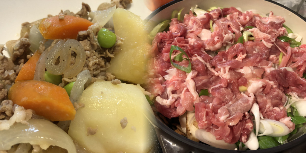 肉じゃがと豚汁調理中のバーミキュラの画像